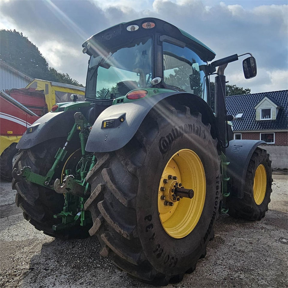 John Deere 6210 R - Farm tractor: picture 5 John Deere 6210 R - Farm tractor: picture 5