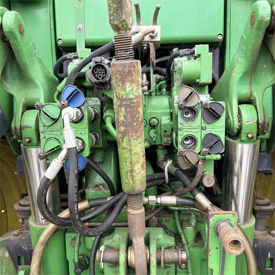 Farm tractor John Deere 7530: picture 28