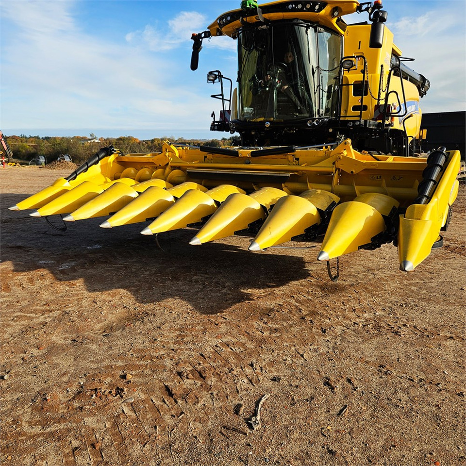 New Holland F8 - Harvester: picture 2 New Holland F8 - Harvester: picture 2