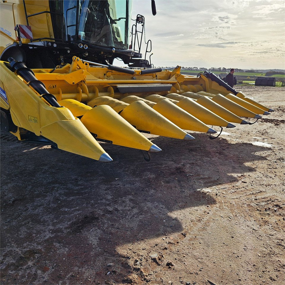 New Holland F8 - Harvester: picture 4 New Holland F8 - Harvester: picture 4