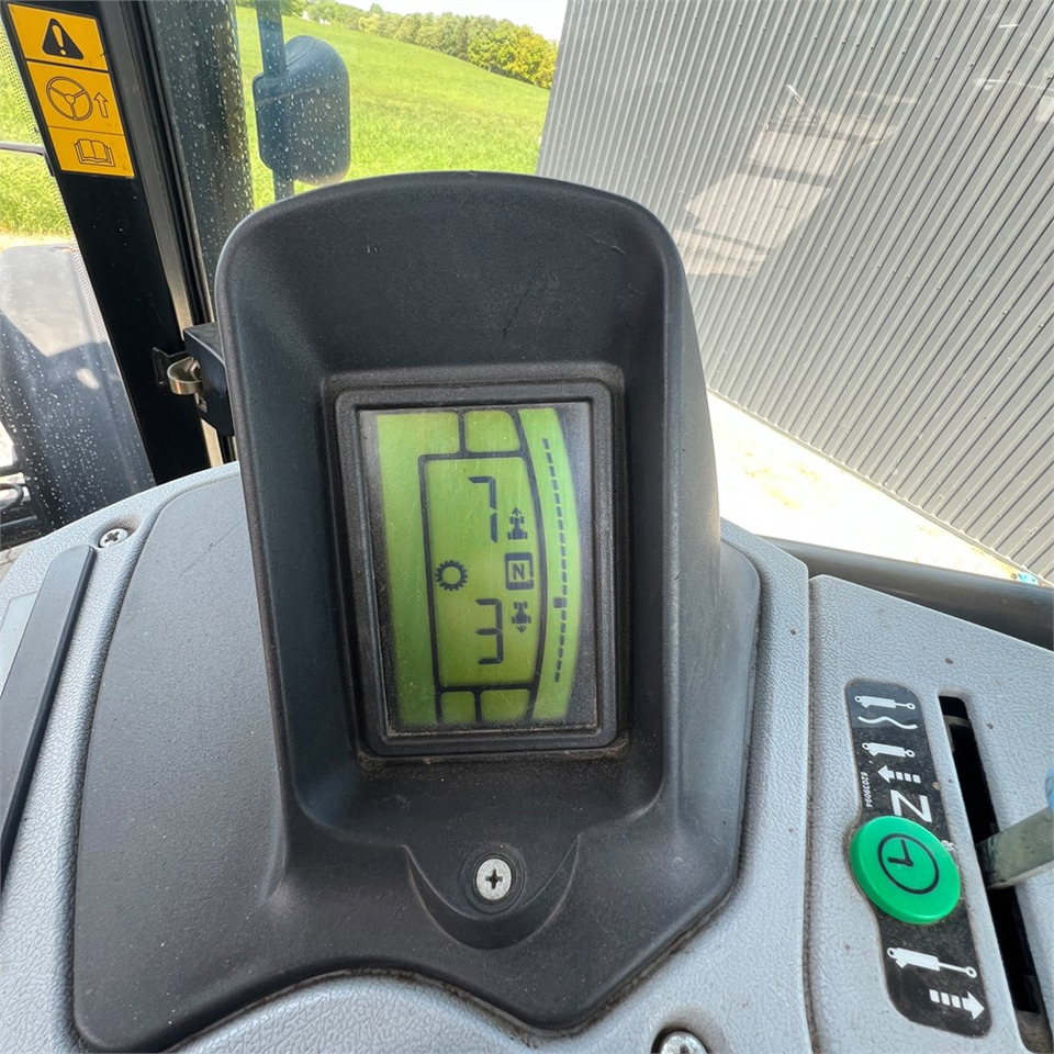 Farm tractor New Holland T6050: picture 27