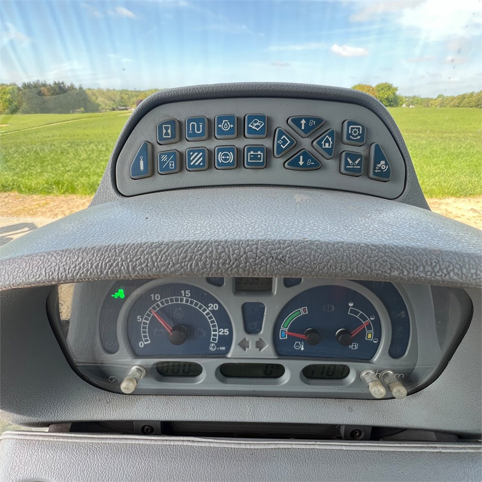 Farm tractor New Holland T6050: picture 24