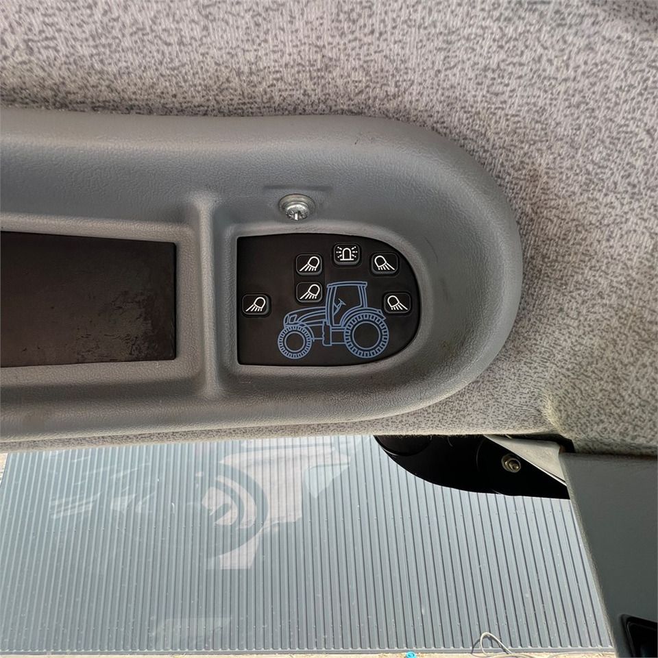 Farm tractor New Holland T6050: picture 29