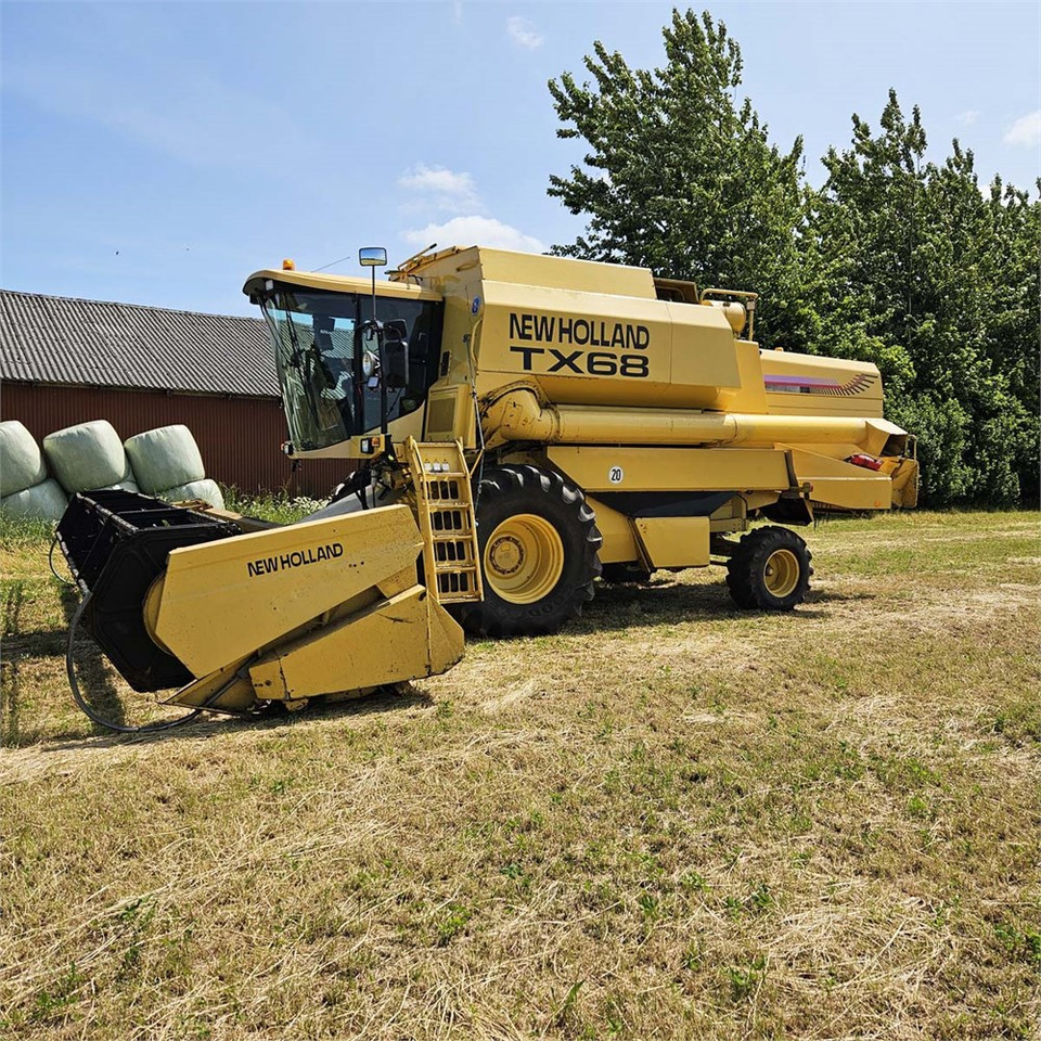 New Holland TX68 - Harvester: picture 1 New Holland TX68 - Harvester: picture 1