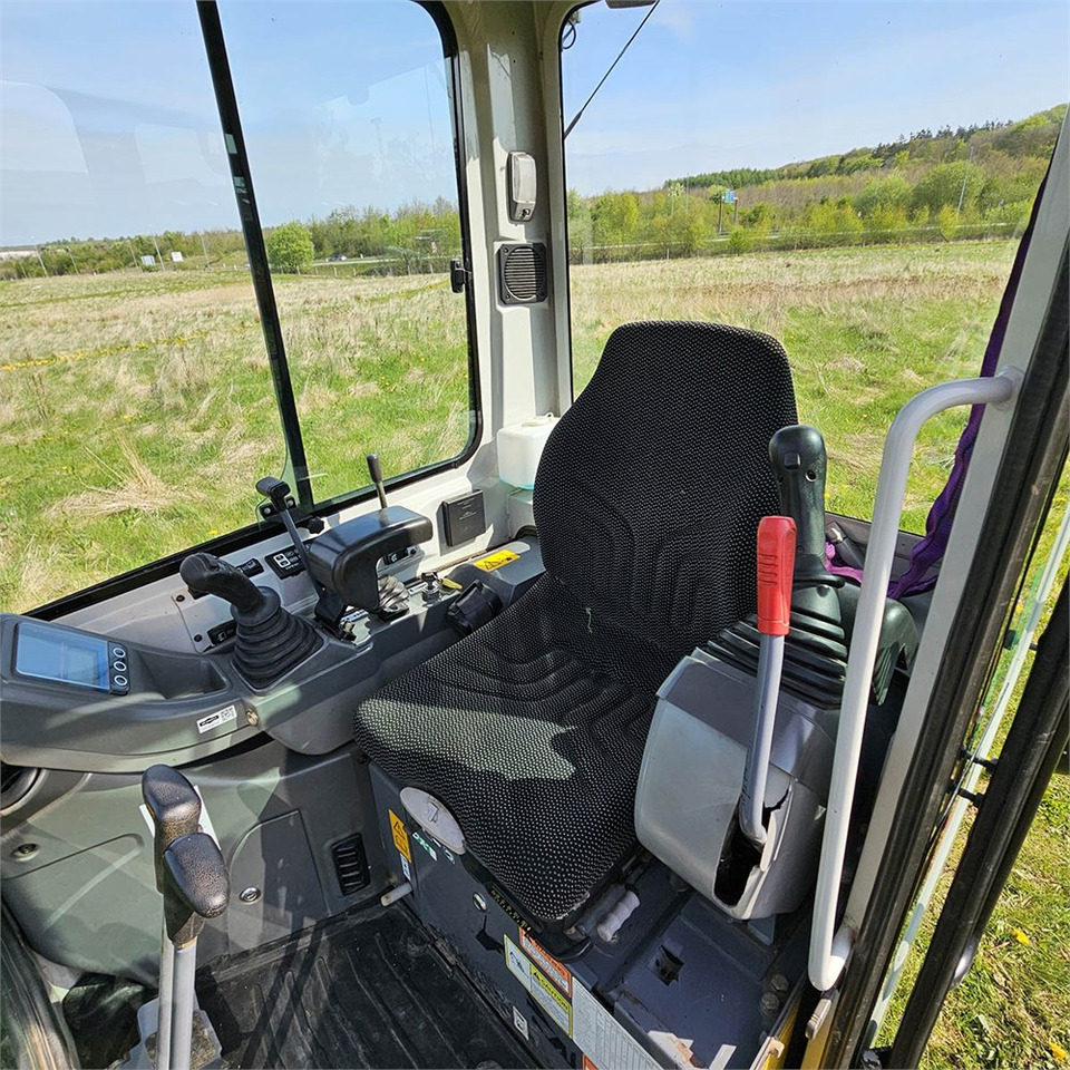 Mini excavator Takeuchi TB216: picture 12