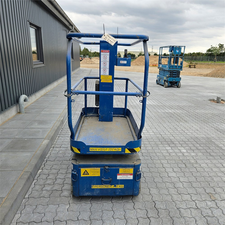 UpRight TM12 - Vertical mast lift: picture 4 UpRight TM12 - Vertical mast lift: picture 4