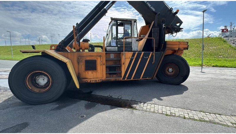 Kalmar Valmet RSD4118-4TL - Reach stacker: picture 2 Kalmar Valmet RSD4118-4TL - Reach stacker: picture 2