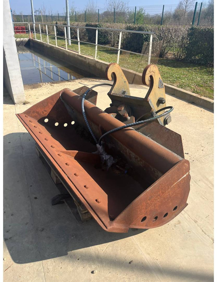 BLANCHARD EQUIPEMENTS GODET/1800 - Excavator bucket for Construction machinery: picture 1 BLANCHARD EQUIPEMENTS GODET/1800 - Excavator bucket for Construction machinery: picture 1