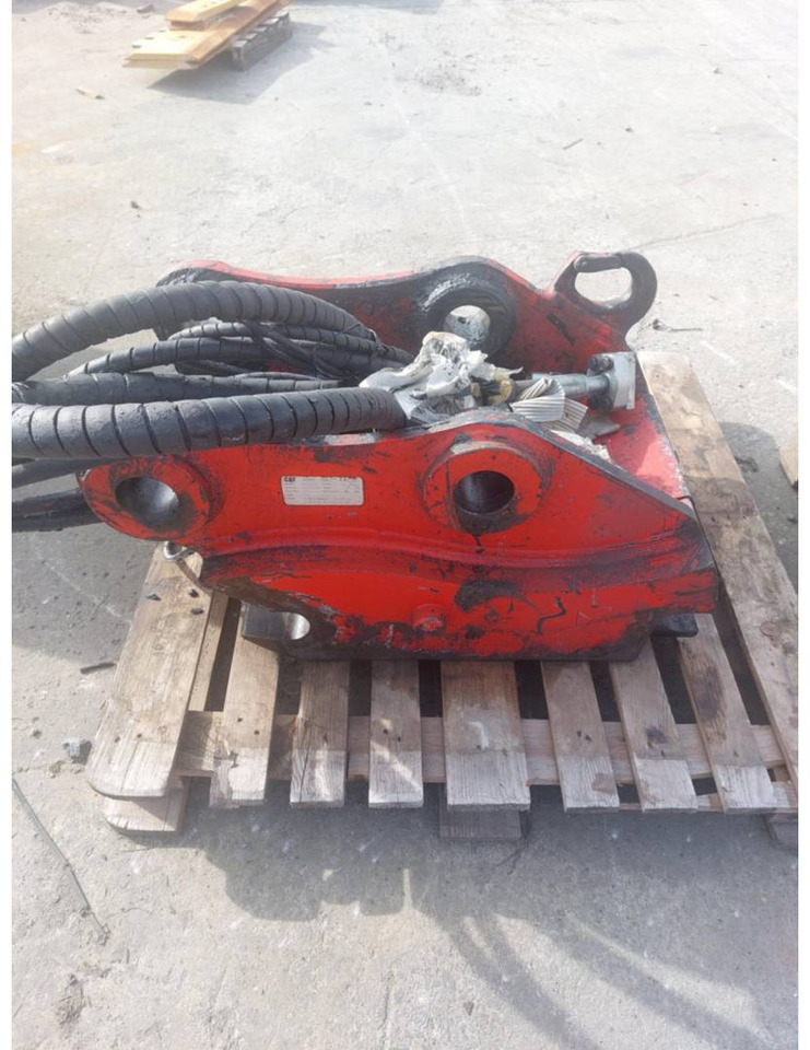 CAT HCS70/55/582-9886 - Quick coupler: picture 1 CAT HCS70/55/582-9886 - Quick coupler: picture 1