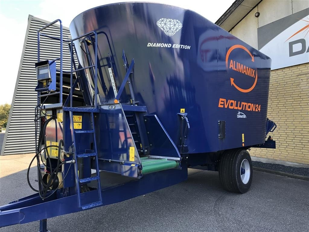 EVO 24 - Forage mixer wagon: picture 1 EVO 24 - Forage mixer wagon: picture 1