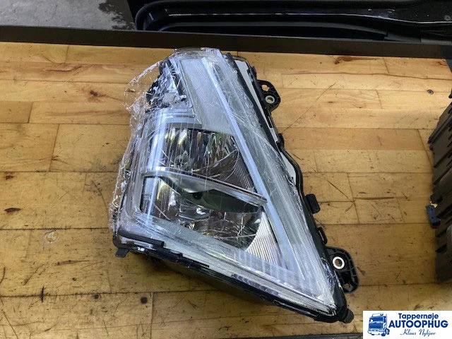 Volvo Headlamp RH – Volvo 23752660 - Electrical system for Truck: picture 1 Volvo Headlamp RH – Volvo 23752660 - Electrical system for Truck: picture 1