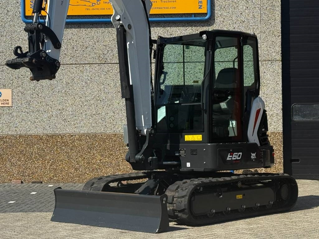 Bobcat E60 R2, 2024, 54 hours!! - Mini excavator: picture 3 Bobcat E60 R2, 2024, 54 hours!! - Mini excavator: picture 3
