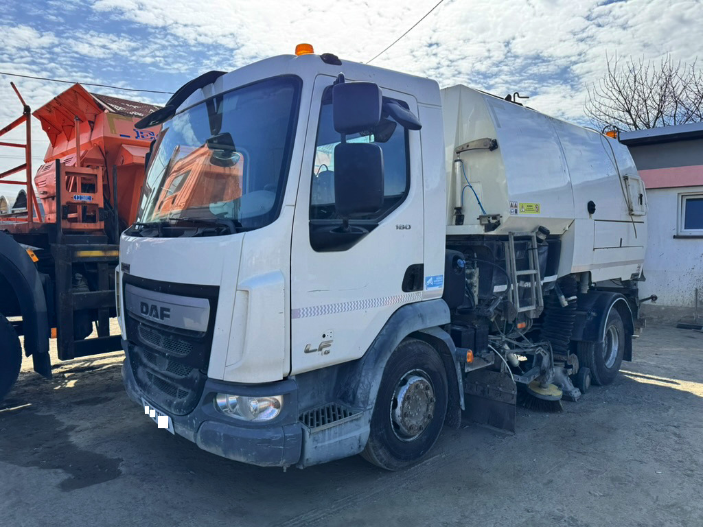 Road sweeper DAF LF180: picture 6