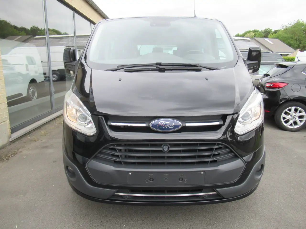 Ford Tourneo Custom 2.0 TDCi L2H1 - Passenger van: picture 3 Ford Tourneo Custom 2.0 TDCi L2H1 - Passenger van: picture 3