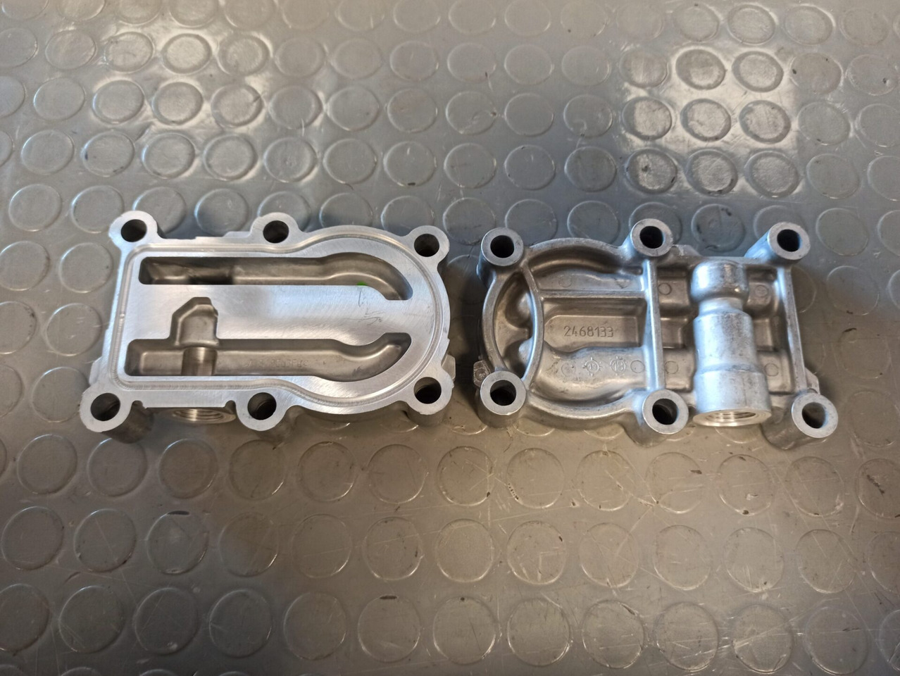 SCANIA OIL PUMP COVER - 2468133 - Gearbox and parts for Truck: picture 1 SCANIA OIL PUMP COVER - 2468133 - Gearbox and parts for Truck: picture 1