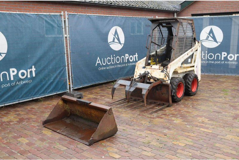Wheel loader Clark Bobcat 443: picture 9