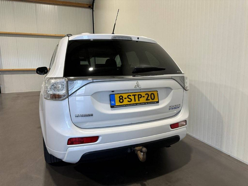 Mitsubishi Outlander PHEV SUV - SUV: picture 4 Mitsubishi Outlander PHEV SUV - SUV: picture 4