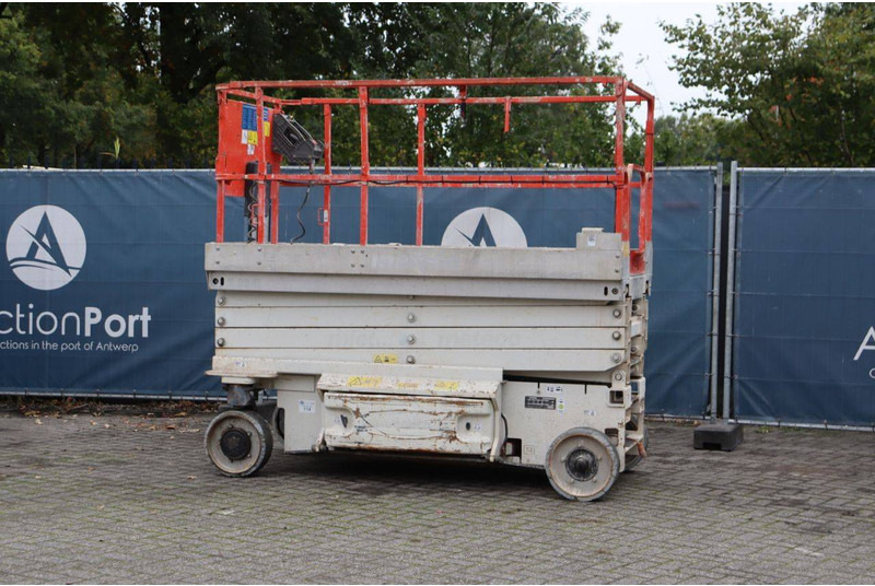 OSHKOSH 2646 ES - Scissor lift: picture 3 OSHKOSH 2646 ES - Scissor lift: picture 3