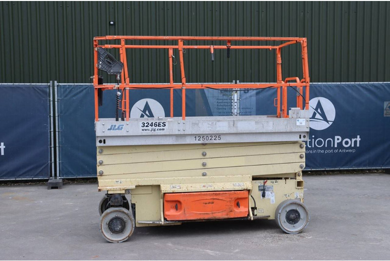 OSHKOSH 3246ES - Scissor lift: picture 1 OSHKOSH 3246ES - Scissor lift: picture 1