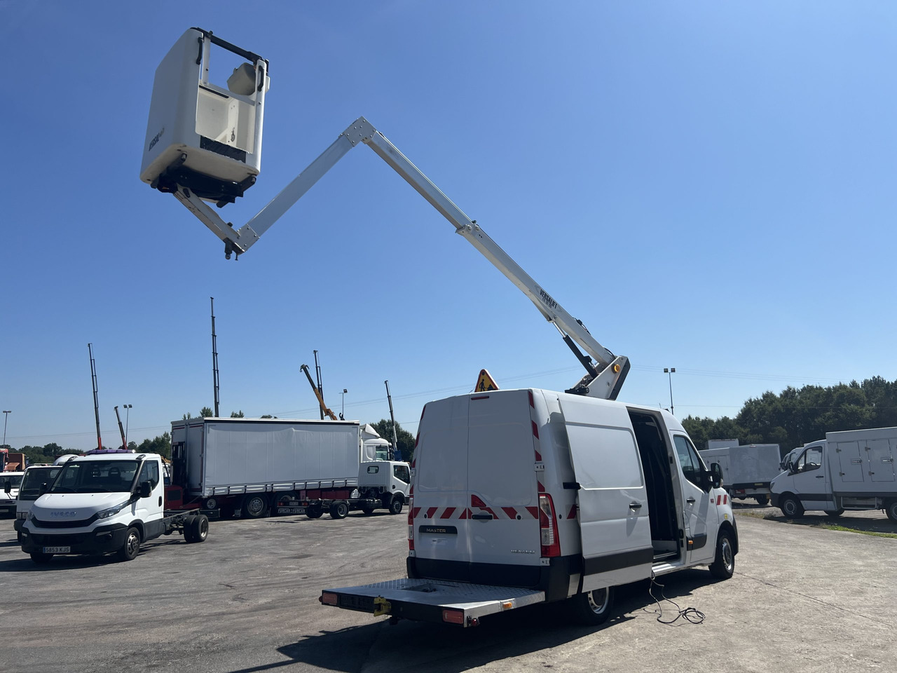 FURGON CON CESTA RENAULT MASTER - Truck mounted aerial platform: picture 4 FURGON CON CESTA RENAULT MASTER - Truck mounted aerial platform: picture 4