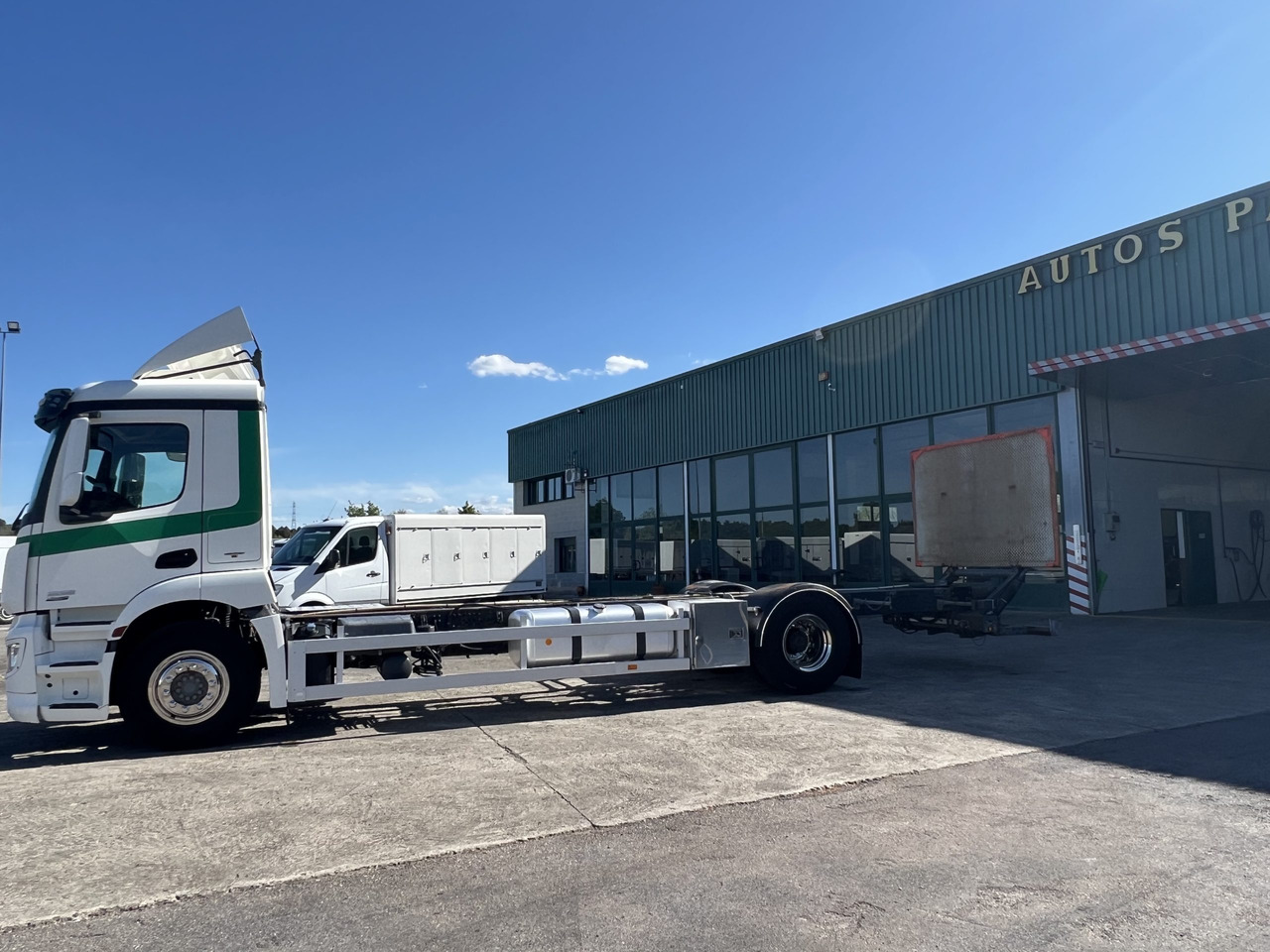 Camión Mercedes frigorífico - Cab chassis truck: picture 2 Camión Mercedes frigorífico - Cab chassis truck: picture 2