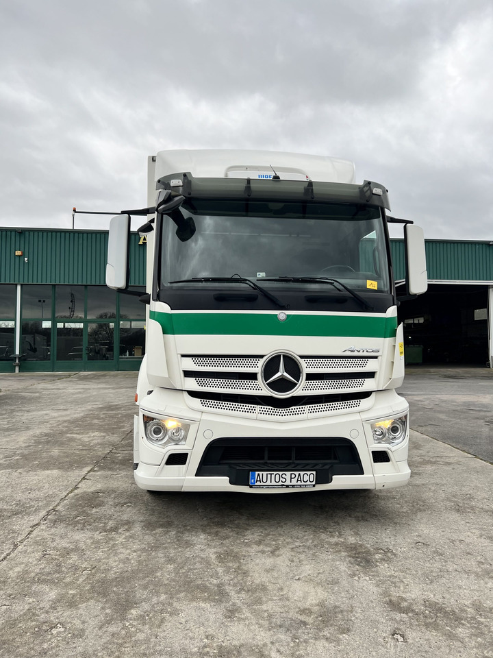 Camión Mercedes frigorífico - Cab chassis truck: picture 1 Camión Mercedes frigorífico - Cab chassis truck: picture 1