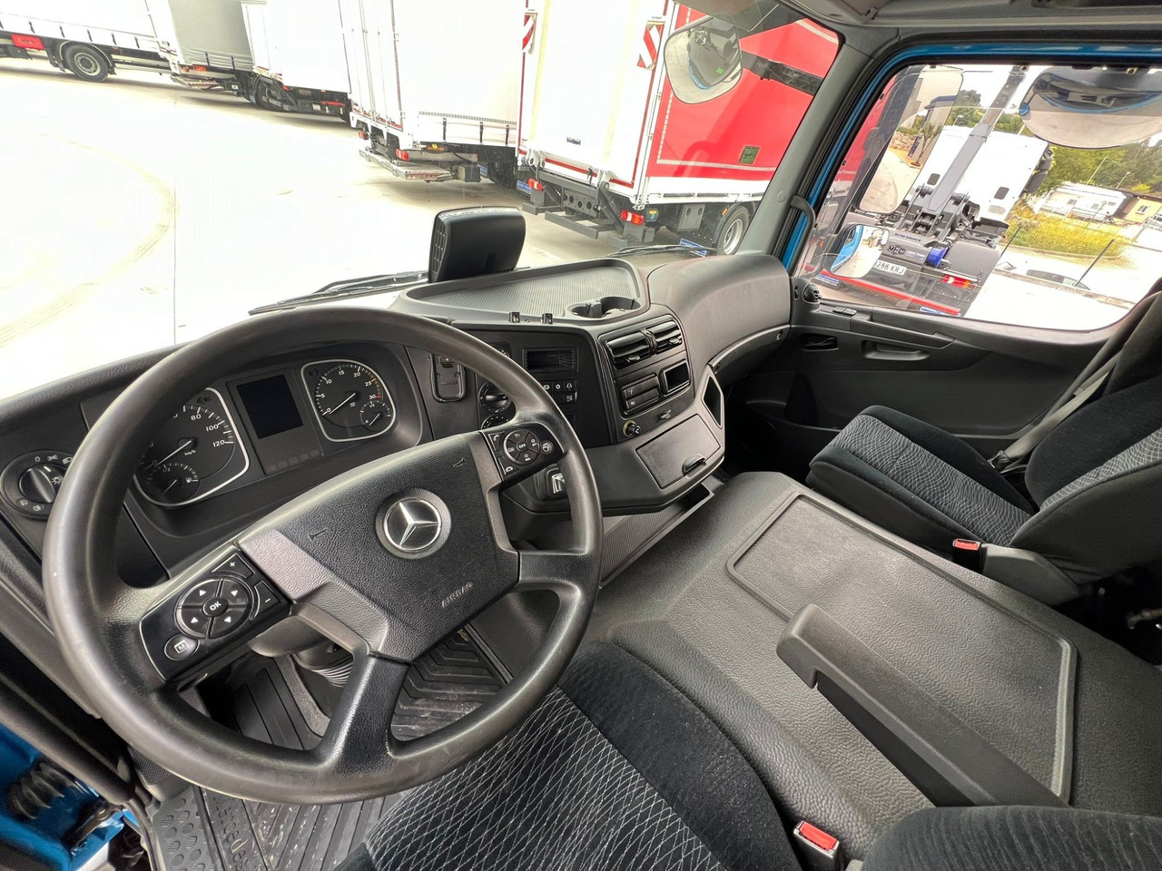 MERCEDES BENZ 13.30L Atego E6 (Tauliner) - Curtainsider truck: picture 5 MERCEDES BENZ 13.30L Atego E6 (Tauliner) - Curtainsider truck: picture 5