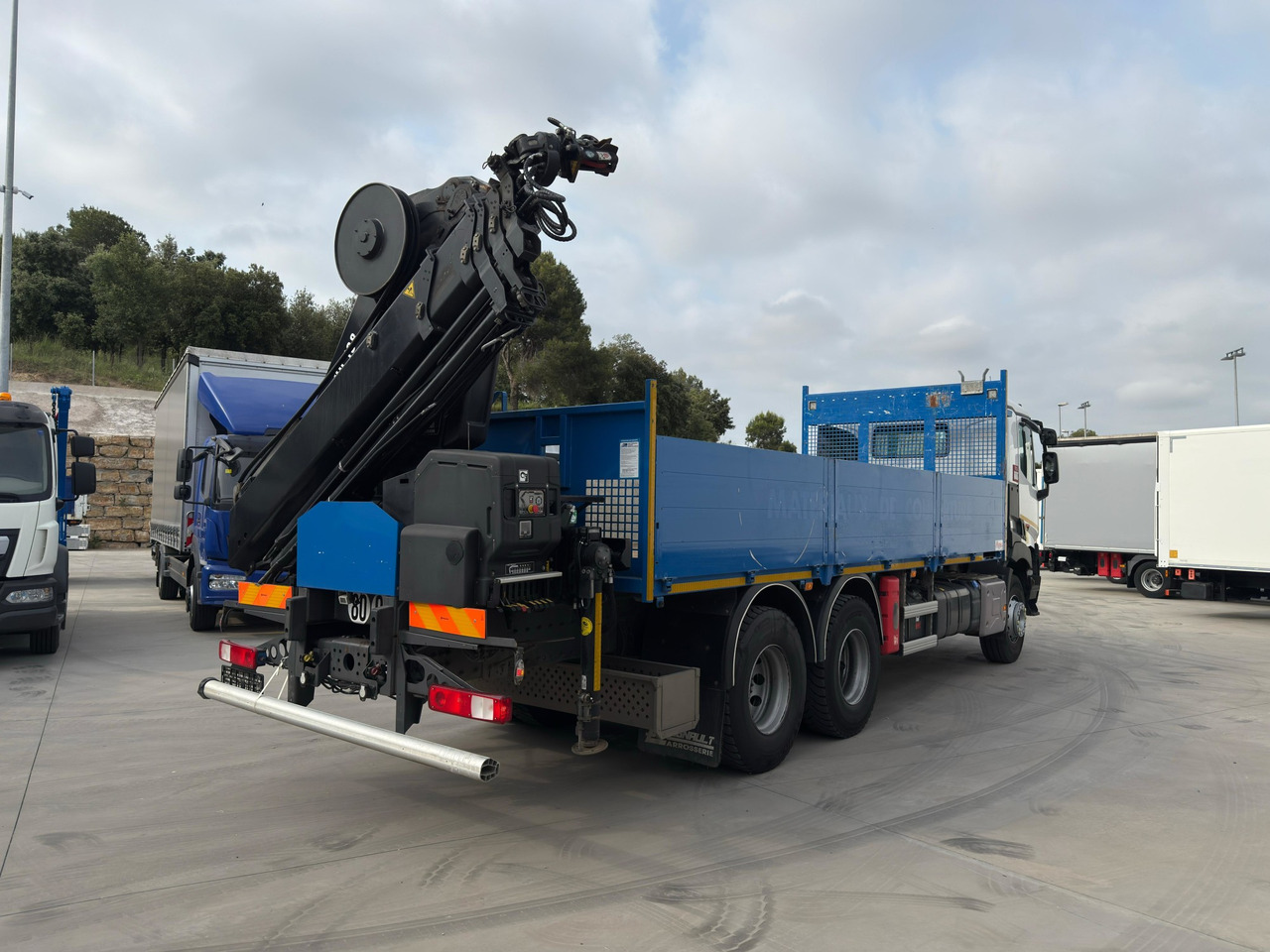 RENAULT K430 E6 (Platform) - Dropside/ Flatbed truck: picture 4 RENAULT K430 E6 (Platform) - Dropside/ Flatbed truck: picture 4