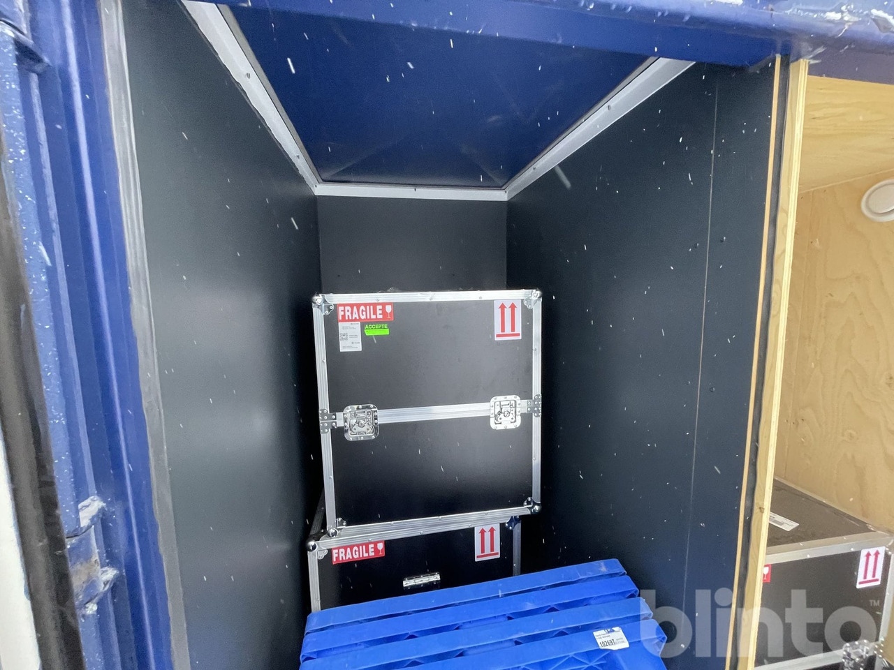 10 fot med dörr som har låskista - Shipping container: picture 5 10 fot med dörr som har låskista - Shipping container: picture 5