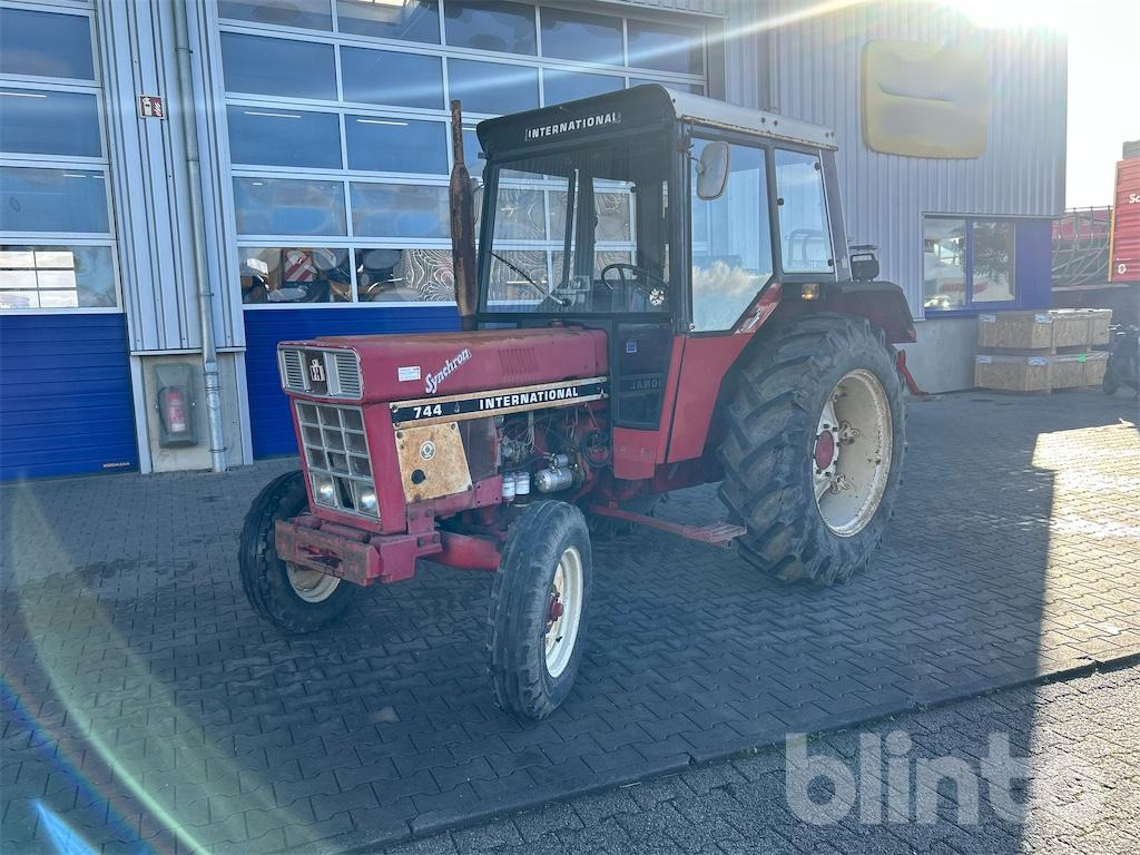 Case IHC 744 - Farm tractor: picture 1 Case IHC 744 - Farm tractor: picture 1