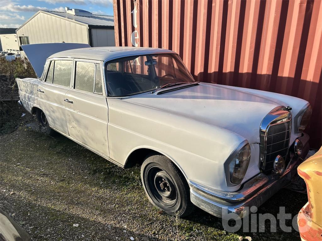 Daimler-Benz 220 - Car: picture 1 Daimler-Benz 220 - Car: picture 1