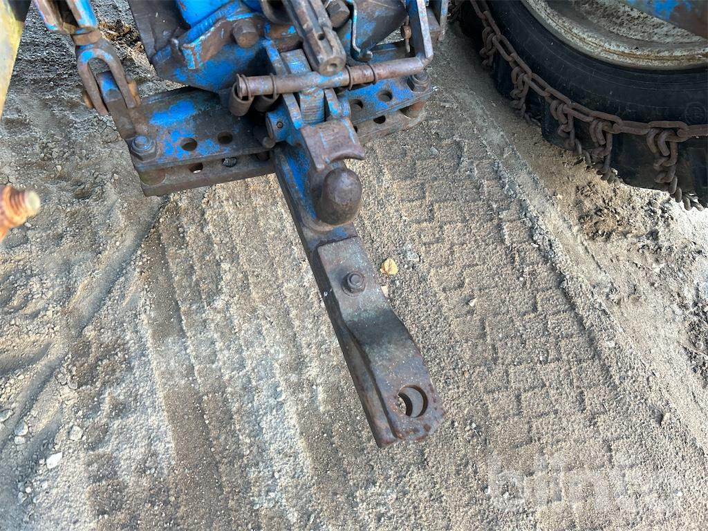 Farm tractor FORD 4000: picture 13