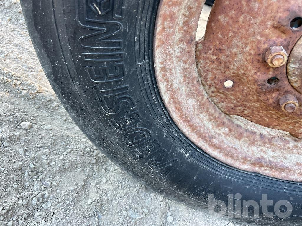 Farm tractor FORD 4000: picture 29