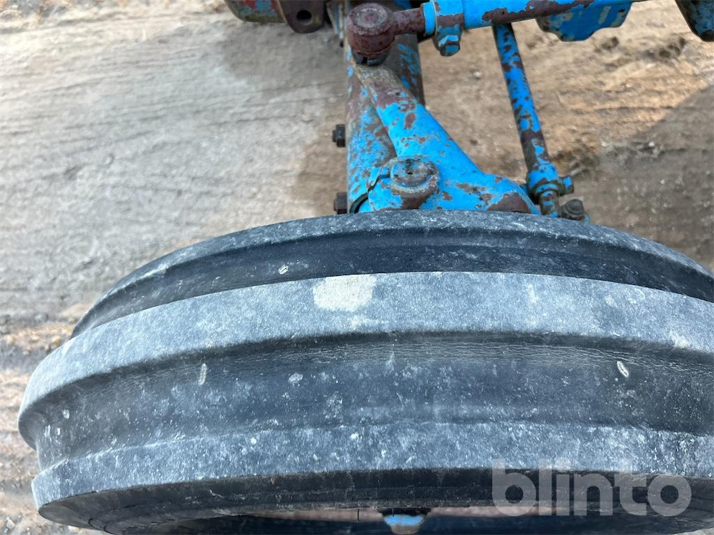 Farm tractor FORD 4000: picture 30