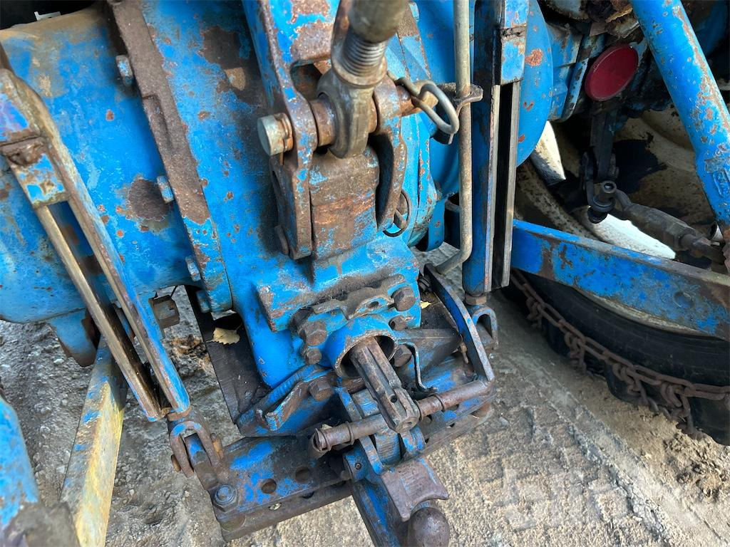 Farm tractor FORD 4000: picture 14