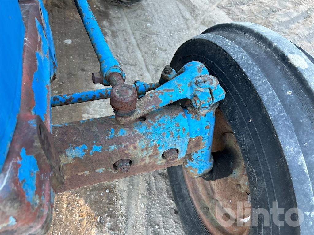 Farm tractor FORD 4000: picture 38