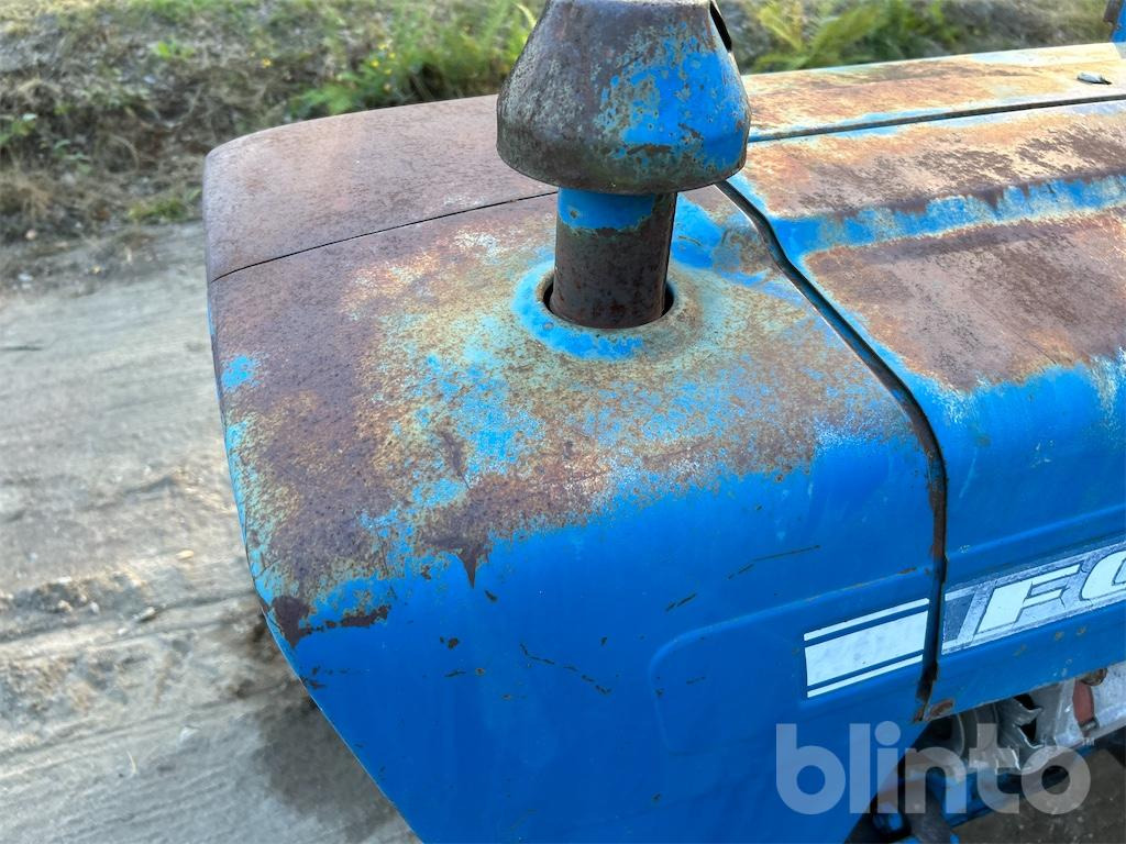 Farm tractor FORD 4000: picture 36