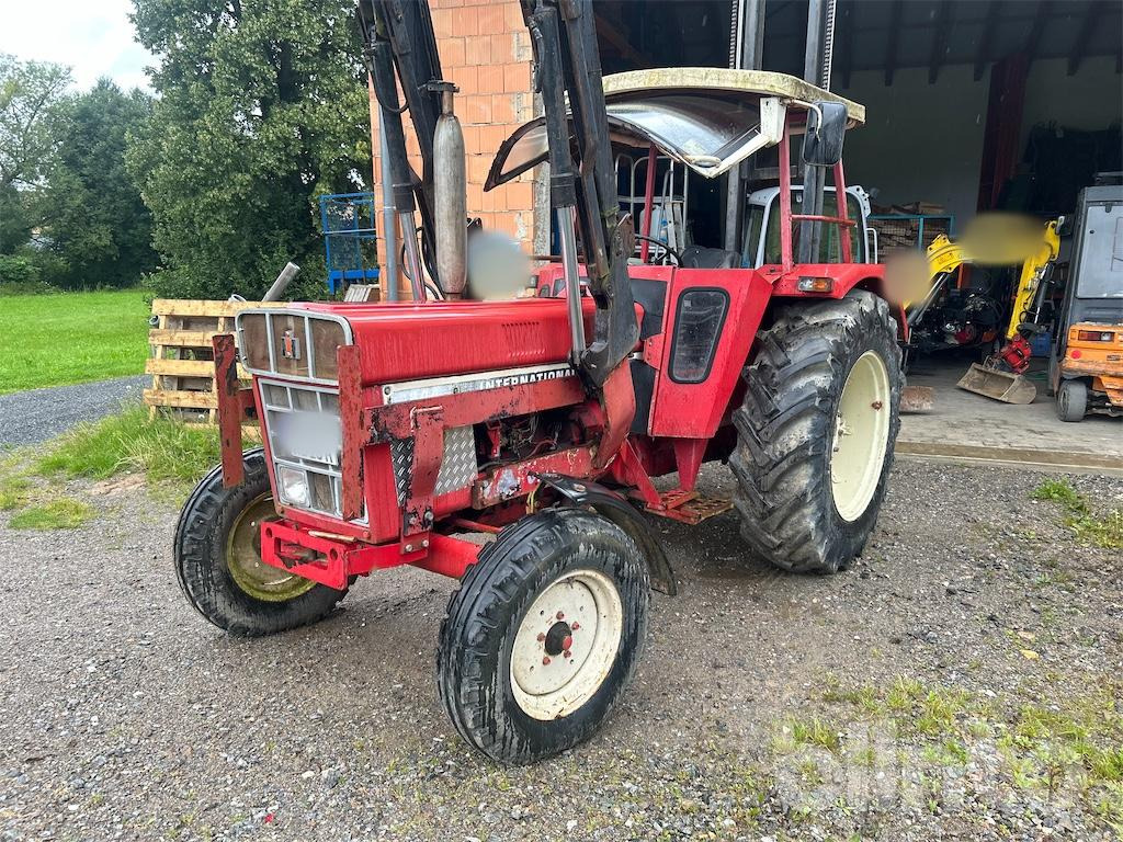 International IHC 844 (1980) - Farm tractor: picture 1 International IHC 844 (1980) - Farm tractor: picture 1