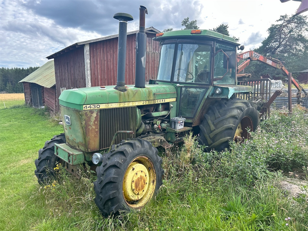 JOHN DEERE 4430 / Reparationsobjekt - Farm tractor: picture 1 JOHN DEERE 4430 / Reparationsobjekt - Farm tractor: picture 1