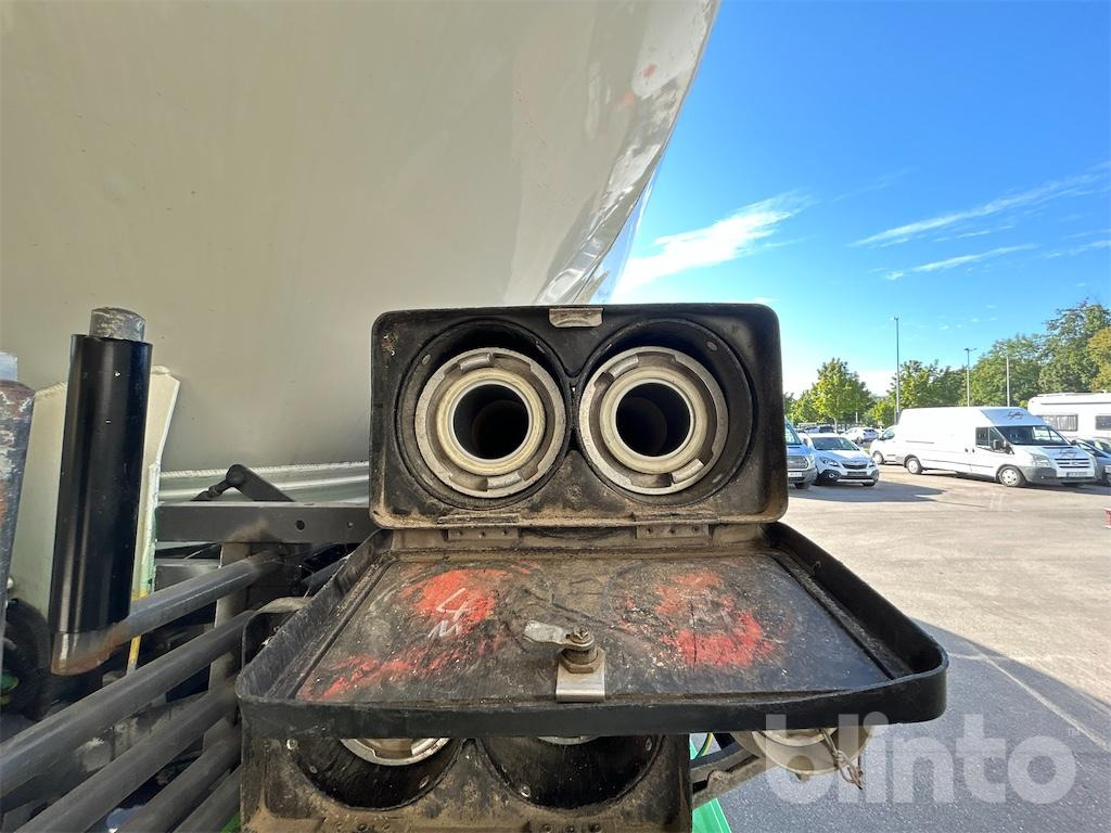 Tank truck MAN TGX: picture 18