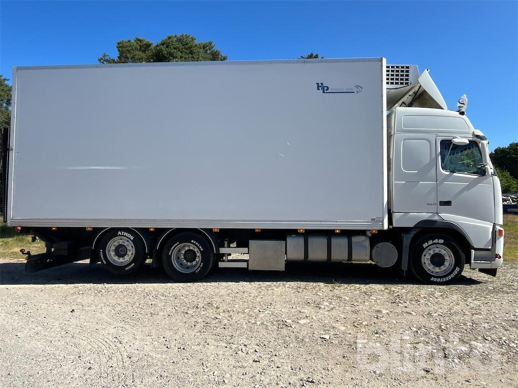VOLVO FH12 6X2 - Refrigerator truck: picture 4 VOLVO FH12 6X2 - Refrigerator truck: picture 4
