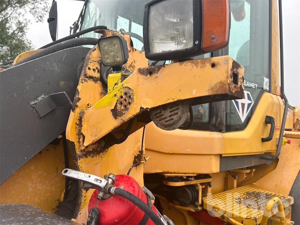 Wheel loader Volvo L90F: picture 16