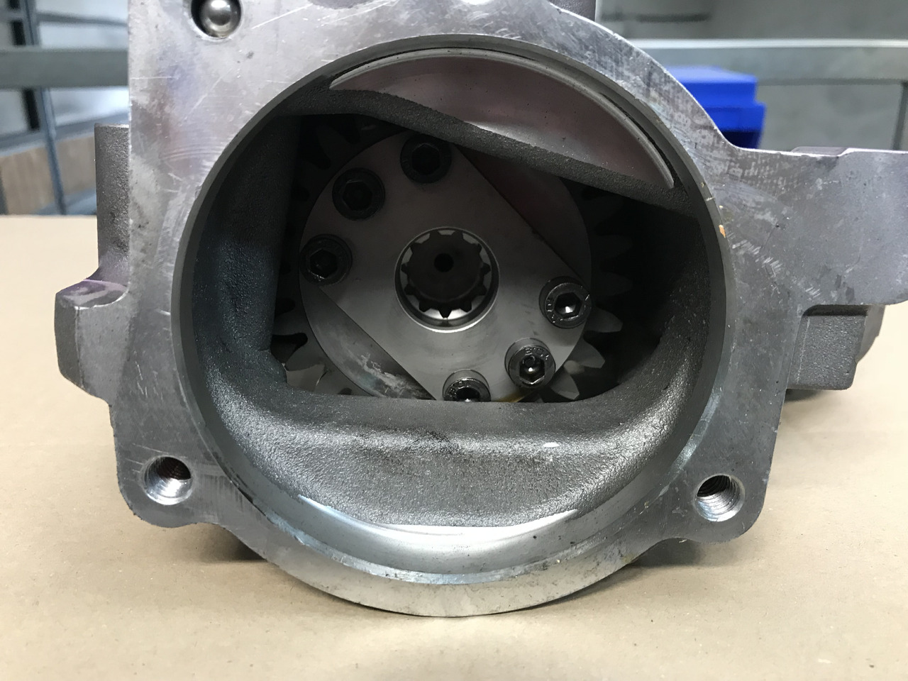 CARCASSA RIDUTTORE ASSEMBLAGGIO POMPA CARBURANTE ALTA PRESSIONE MAN 51385075020 - Fuel pump for Truck: picture 4 CARCASSA RIDUTTORE ASSEMBLAGGIO POMPA CARBURANTE ALTA PRESSIONE MAN 51385075020 - Fuel pump for Truck: picture 4