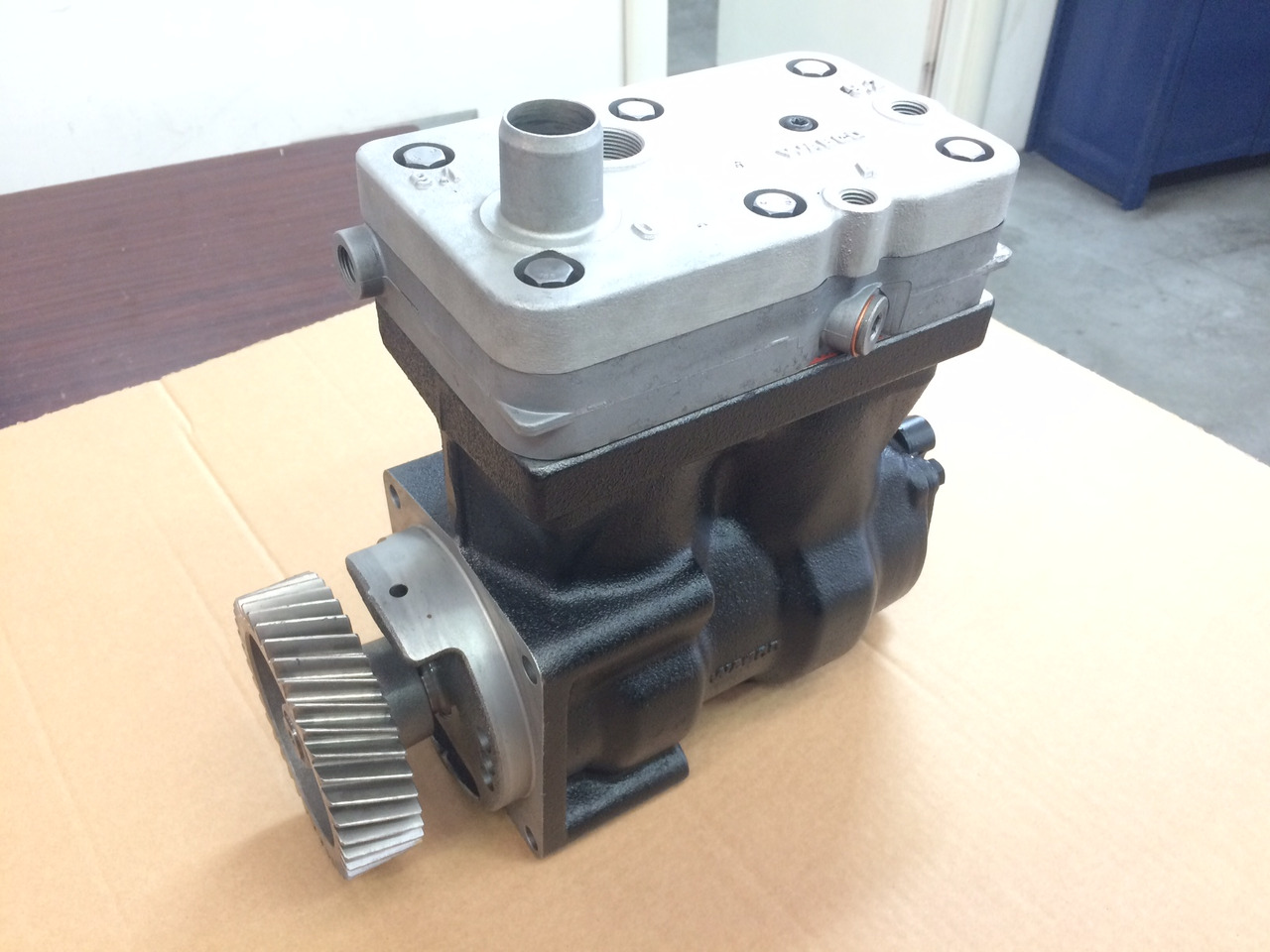 COMPRESSORE ARIA BICILINDRICO MOTORE MERCEDES OM906 - Air compressor: picture 4 COMPRESSORE ARIA BICILINDRICO MOTORE MERCEDES OM906 - Air compressor: picture 4