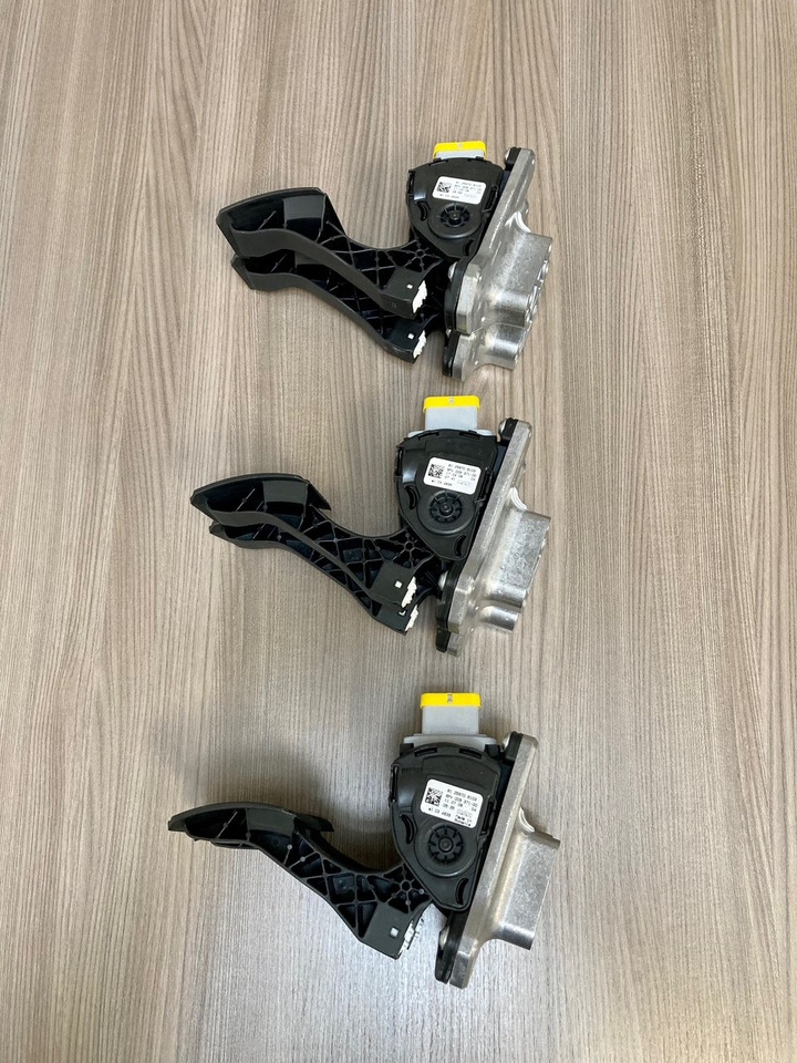 SENSORE POSIZIONE DEL PEDALE - MAN 81259706103 - HELLA 6PV 009 371-00 / 6PV 009 371-711 - Pedal for Truck: picture 1 SENSORE POSIZIONE DEL PEDALE - MAN 81259706103 - HELLA 6PV 009 371-00 / 6PV 009 371-711 - Pedal for Truck: picture 1