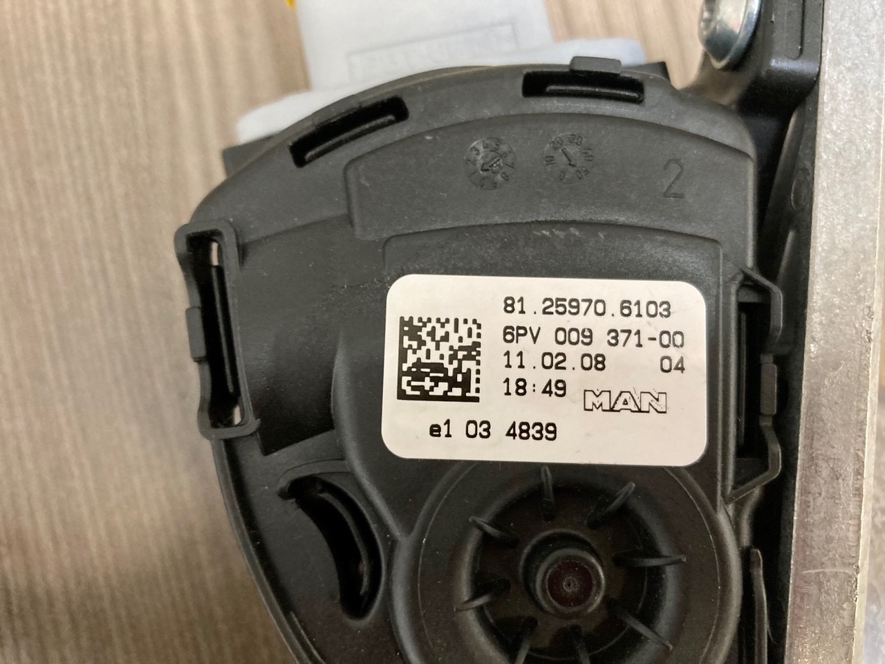 SENSORE POSIZIONE DEL PEDALE - MAN 81259706103 - HELLA 6PV 009 371-00 / 6PV 009 371-711 - Pedal for Truck: picture 4 SENSORE POSIZIONE DEL PEDALE - MAN 81259706103 - HELLA 6PV 009 371-00 / 6PV 009 371-711 - Pedal for Truck: picture 4