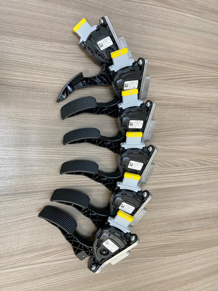 SENSORE POSIZIONE DEL PEDALE - MAN 81259706103 - HELLA 6PV 009 371-00 / 6PV 009 371-711 - Pedal for Truck: picture 5 SENSORE POSIZIONE DEL PEDALE - MAN 81259706103 - HELLA 6PV 009 371-00 / 6PV 009 371-711 - Pedal for Truck: picture 5