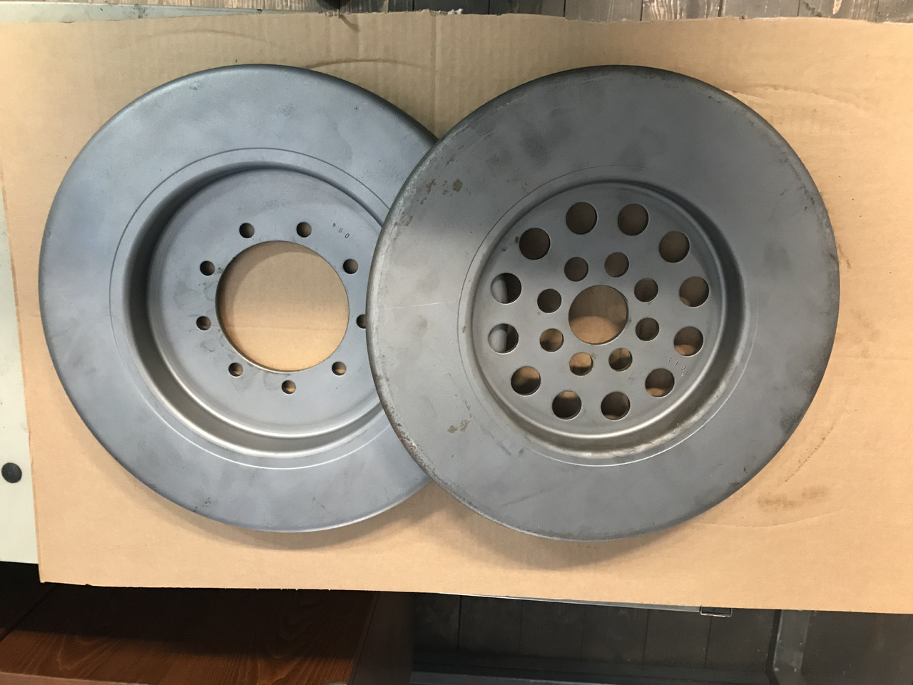 SMORZATORE VIBRAZIONI ALBERO A GOMITI MOTORE MAN D2066 / D2676 - Engine and parts for Truck: picture 1 SMORZATORE VIBRAZIONI ALBERO A GOMITI MOTORE MAN D2066 / D2676 - Engine and parts for Truck: picture 1