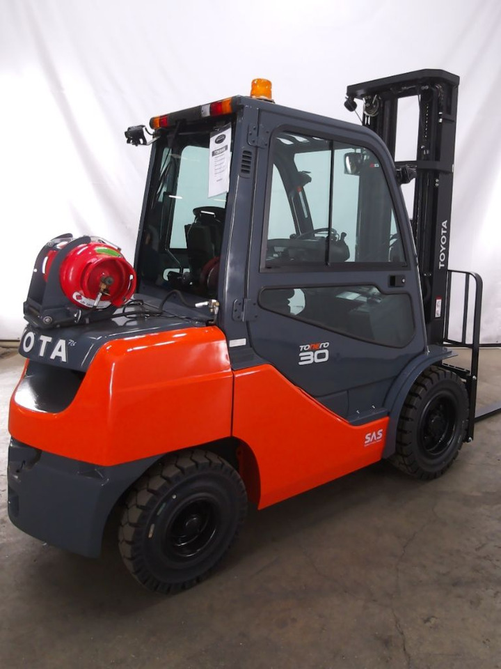 Toyota 02-8FGF30 - Forklift: picture 2 Toyota 02-8FGF30 - Forklift: picture 2