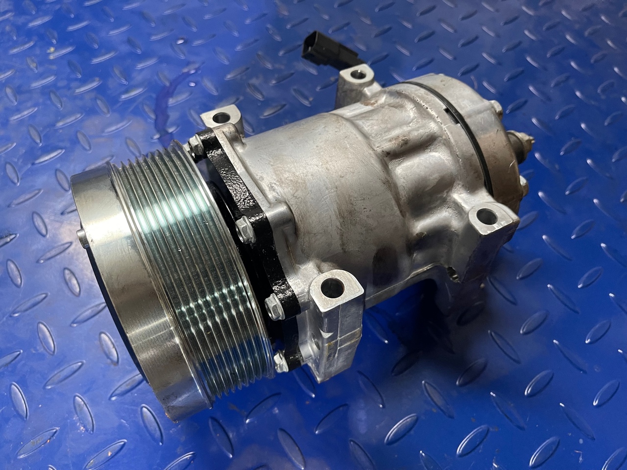CAT 320-1291 Clima compressor - A/C compressor for Construction machinery: picture 1 CAT 320-1291 Clima compressor - A/C compressor for Construction machinery: picture 1